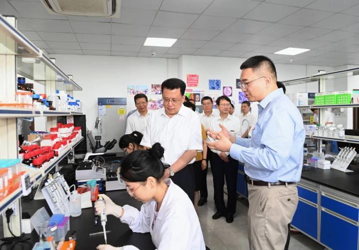 省委書記袁家軍赴浙大看望慰問教師并主持召開高校黨建工作座談會(huì)
