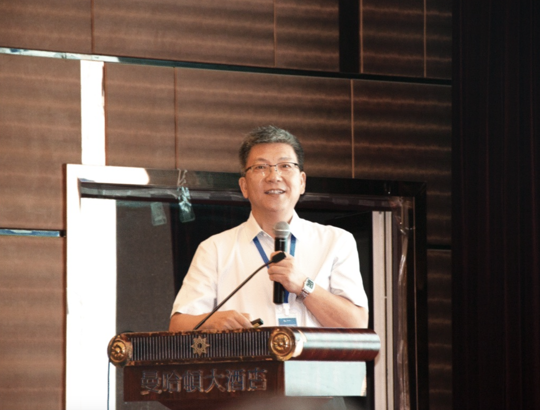 我院劉繼榮院長作題為“以規(guī)立行，以質(zhì)取信，推進(jìn)教育培訓(xùn)業(yè)務(wù)行穩(wěn)致遠(yuǎn)”的報告