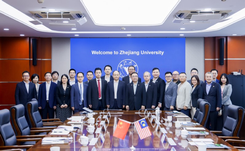 浙江大學(xué)校長(zhǎng)馬琰銘院士會(huì)見(jiàn)馬來(lái)西亞科技與創(chuàng)新部長(zhǎng)鄭立慷一行